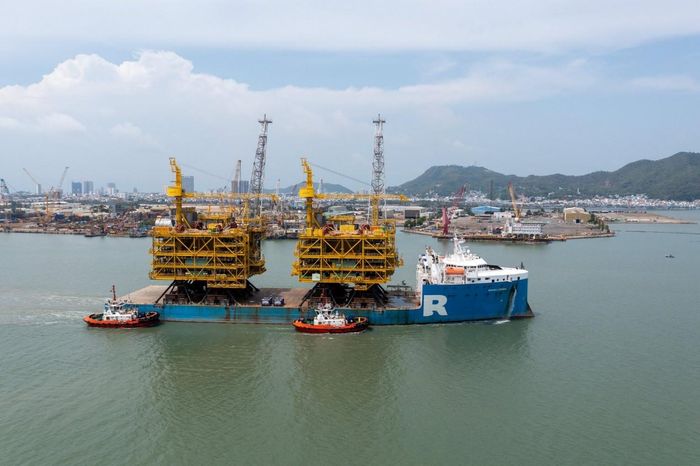 Hai khối thượng tầng giàn đầu giếng (Gallaf Batch 3) rời bãi chế tạo của tổng thầu PTSC M&C hướng về vùng biển Qatar. Ảnh: Petrovietnam