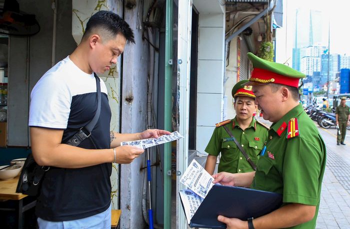 Công an phường Ngọc Hà tuyên truyền Nghị quyết số 562026NQ-HĐND cho người dân trên địa bàn. Ảnh: Tiến Thành