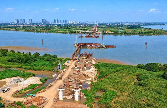 Công trường thi công xây dựng cầu Ngọc Hồi. Ảnh: Quang Thái