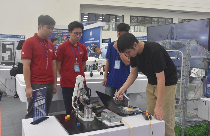 Giới thiệu hệ thống cánh tay robot 5 bậc tự do của Trường Đại học Khoa học và Công nghệ Hà Nội tại Tuần lễ Công nghiệp và Công nghệ Việt Nam. Ảnh: Thanh Tùng