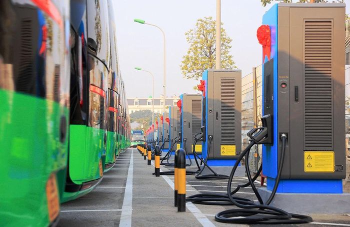 Trạm sạc xe buýt điện tại Xí nghiệp Xe khách Nam Hà Nội (phường Hoàng Mai). Ảnh: Tuấn Lương