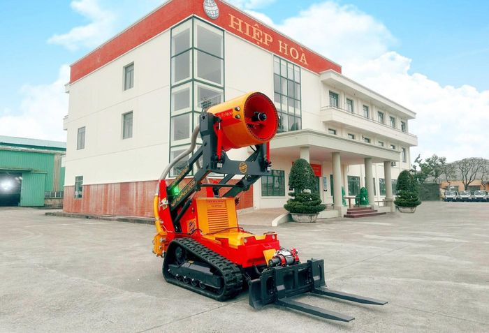 Được điều khiển từ xa, robot chữa cháy của Hiệp Hòa có thể tiến sâu vào vùng nguy hiểm, nơi nhiệt độ và khói độc khiến con người không thể đứng vững. Ảnh: PV