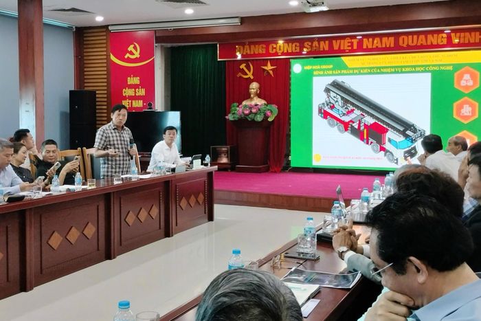 Chủ tịch Hội đồng quản trị Công ty Hiệp Hòa Đào Mạnh Hùng trình bày đề xuất tại Phiên đặt hàng. Ảnh: Thu Hằng