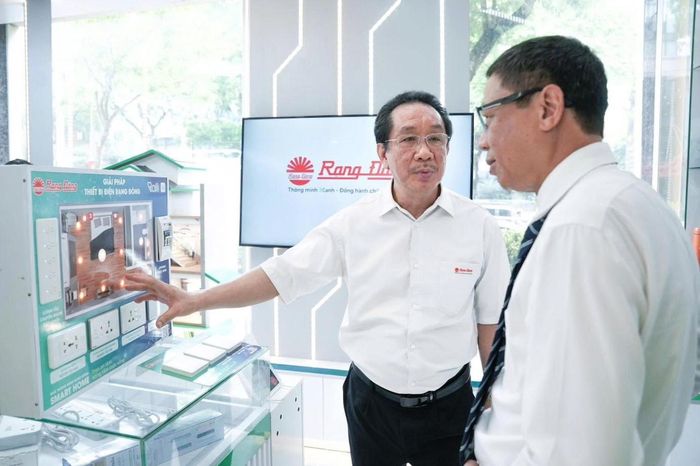 Ông Nguyễn Đoàn Kết, Phó Tổng Giám đốc Rạng Đông trình bày một ý tưởng chiếu sáng tại triển lãm. Ảnh: PV