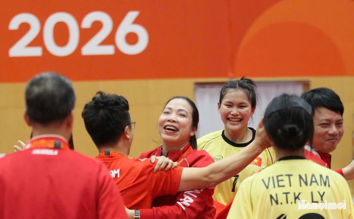 Các cầu thủ và ban huấn luyện vỡ òa trong niềm vui chiến thắng. Ảnh: Bùi Lượng