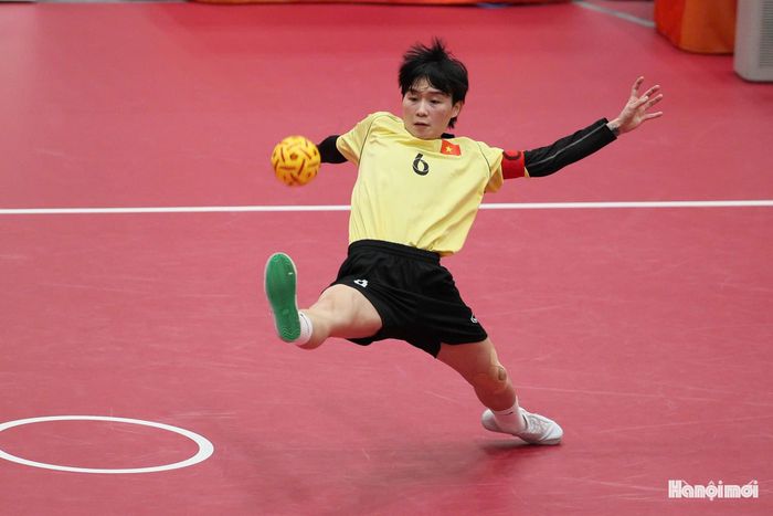 Với khả năng phối hợp ăn ý và lối chơi chắc chắn, hai tuyển thủ Việt Nam từng bước tạo khoảng cách trước đối thủ, trước khi khép lại set đấu đầu tiên với chiến thắng cách biệt 15-8. Ảnh: Bùi Lượng