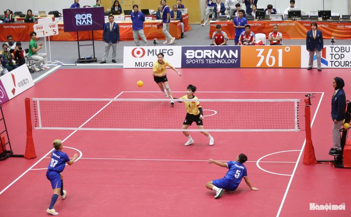 Ngay từ những pha cầu đầu tiên, các cô gái Việt Nam chủ động tổ chức lối chơi, liên tục tạo sức ép bằng những cú đá tấn công mạnh và hiểm. Ảnh: Bùi Lượng