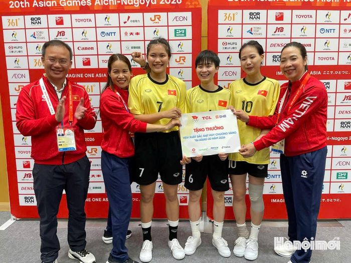 Trưởng đoàn Đoàn Thể thao Việt Nam tại ASIAD 20 Nguyễn Hồng Minh trao thưởng cho các vận động viên cầu mây giành HCV. Ảnh: Bùi Lượng