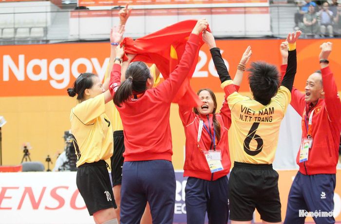Từ màn ngược dòng khó khăn trước Hàn Quốc đến chiến thắng áp đảo trước Philippines, các cô gái cầu mây Việt Nam đã giành tấm HCV quý giá, mang về niềm vui lớn cho Đoàn Thể thao Việt Nam ở chặng cuối ASIAD 20. Ảnh: Bùi Lượng