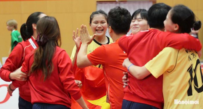 Những cái ôm và nụ cười sau trận đấu ghi lại trọn vẹn cảm xúc của các tuyển thủ sau hành trình nỗ lực trên sân. Ảnh: Bùi Lượng