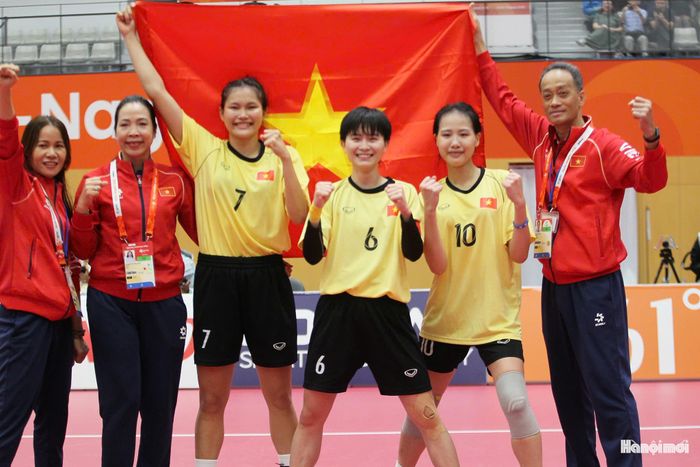 Ngay sau khi trận đấu kết thúc, Bộ trưởng Bộ Văn hoá, Thể thao và Du lịch Lâm Thị Phương Thanh đã gửi lời chúc mừng tới toàn đội và chỉ đạo Đoàn Thể thao Việt Nam thưởng nóng ngay cho đội tuyển. Đồng thời động viên các vận động viên đội tuyển cầu mây và các đội tuyển còn chưa thi đấu tiếp tục nỗ lực, giữ vững tinh thần thi đấu hết mình vì màu cờ sắc áo của Tổ quốc. Ảnh: Bùi Lượng