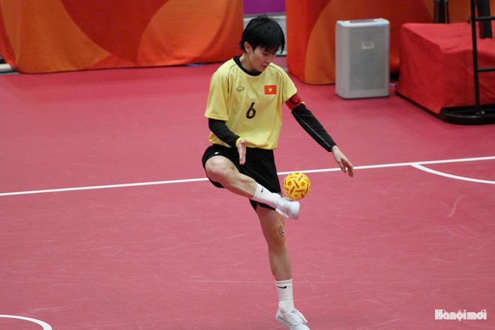 Các tuyển thủ cầu mây Việt Nam bước vào trận đấu chung kết với sự xuất hiện của Nguyễn Thị Thu Trang và Nguyễn Thị Khánh Ly, trong khi Lê Thị Hồng Liên đóng vai trò dự bị. Ảnh: Bùi Lượng