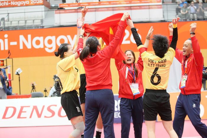Ban huấn luyện đội tuyển cầu mây Việt Nam ăn mừng cùng các cầu thủ. Ảnh: Bùi Lượng
