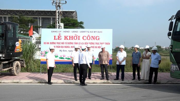 Lãnh đạo xã Mỹ Đức dự lễ khởi công đường trục nối từ đường tỉnh lộ 424 đến đường trục phát triển thị trấn Đại Nghĩa, huyện Mỹ Đức (cũ). Ảnh: Biên Phạm