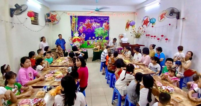 Thiếu nhi tham gia vui Tết Trung thu tại nhà sinh hoạt cộng đồng trên địa bàn phường Ô Chợ Dừa. Ảnh: H.Duy