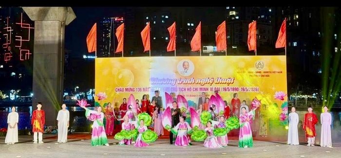 Một chương trình văn nghệ được tổ chức tại không gian công cộng trên địa bàn phường Ô Chợ Dừa. Ảnh: H.Duy