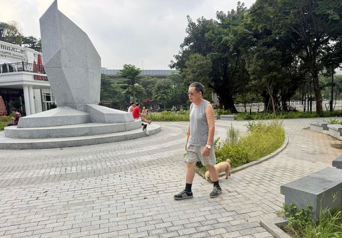 Ông Lê Doãn Cần lựa chọn khu vực xung quanh hồ Đống Đa làm nơi đi bộ, tập thể dục vào buổi sáng. Ảnh: H.Duy