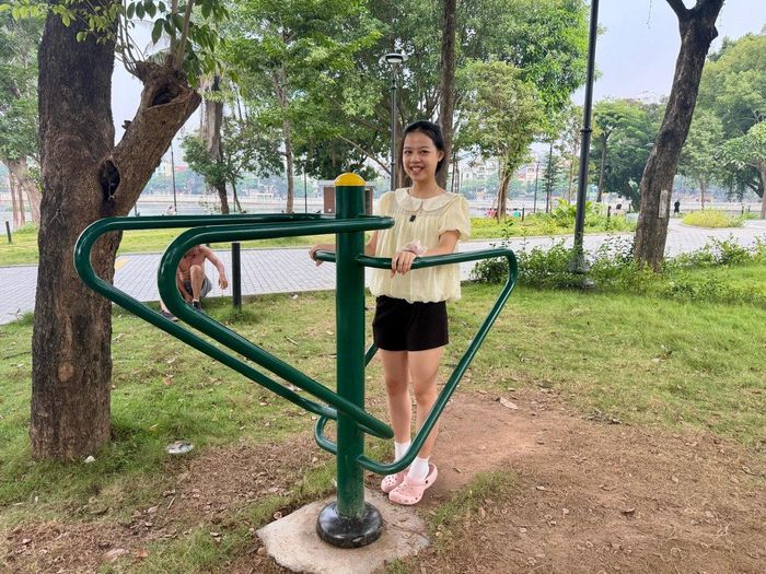 Tống Khánh Linh, sinh viên Trường Đại học Mở Hà Nội, tập luyện tại khu vực hồ Đống Đa. Ảnh: H.Duy