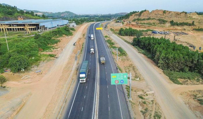 Nhiều dự án đường bộ cao tốc đang khai thác quy mô 4 làn xe hạn chế sẽ được kêu gọi nguồn lực đầu tư theo quy mô hoàn chỉnh, đáp ứng nhu cầu vận tải đang tăng mạnh (Ảnh minh hoạ).