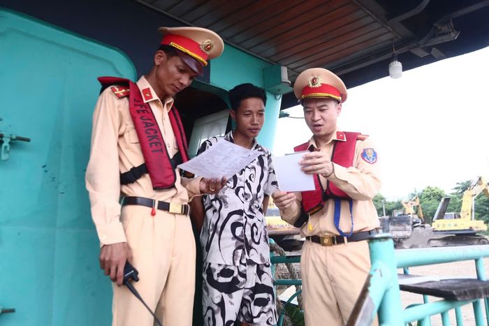 Tuyên truyền đến các chủ phương tiện trên sông Hồng. Ảnh: Ngọc Tiến.