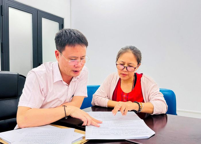 Phường Kim Liên công khai dự thảo phương án bồi thường, hỗ trợ, tái định cư Dự án trục không gian Quốc lộ 1A tới từng hộ dân bị ảnh hưởng. Ảnh: Nguyên Bảo