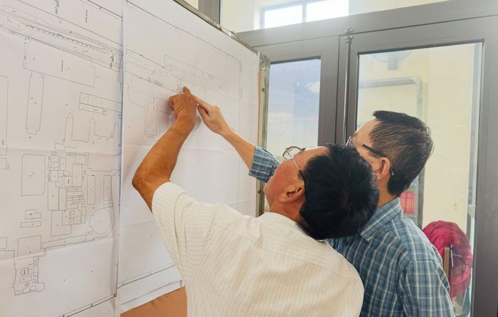 Người dân xem quy hoạch thực hiện Dự án đầu tư trục không gian Quốc lộ 1A đoạn qua phường Kim Liên (Hà Nội). Ảnh: Nguyên Bảo