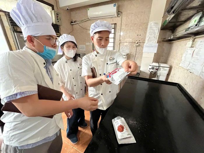 Hà Nội tăng cường lấy mẫu giám sát chất lượng nông lâm thủy sản trên thị trường. Ảnh: PV