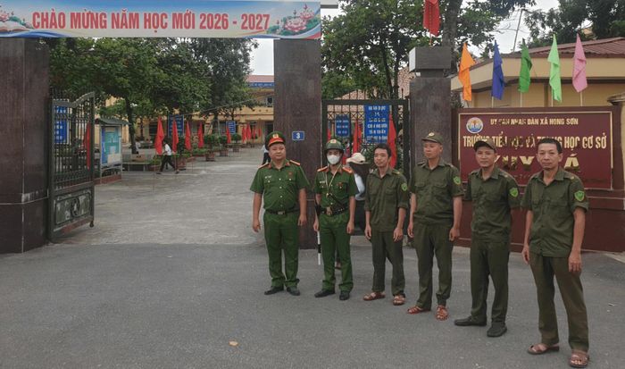 Công an xã Hồng Sơn phối hợp với các nhà trường trên địa bàn về công tác an ninh trật tự, bảo đảm an toàn cho học sinh. Ảnh: Khắc Nguyễn