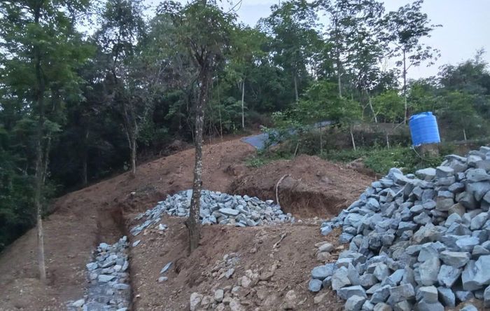 Hiện trạng khu đồi ngày 30-5-2026 người dân phát hiện chủ đất tập kết đá. Ảnh người dân cung cấp.