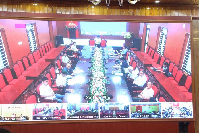 Cử tri Đơn vị bầu cử số 9 phát biểu tại điểm cầu trực tuyến. Ảnh: MH