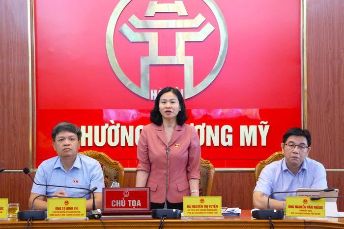 Đại biểu Nguyễn Thị Tuyến tiếp thu ý kiến, kiến nghị của cử tri. Ảnh: MH