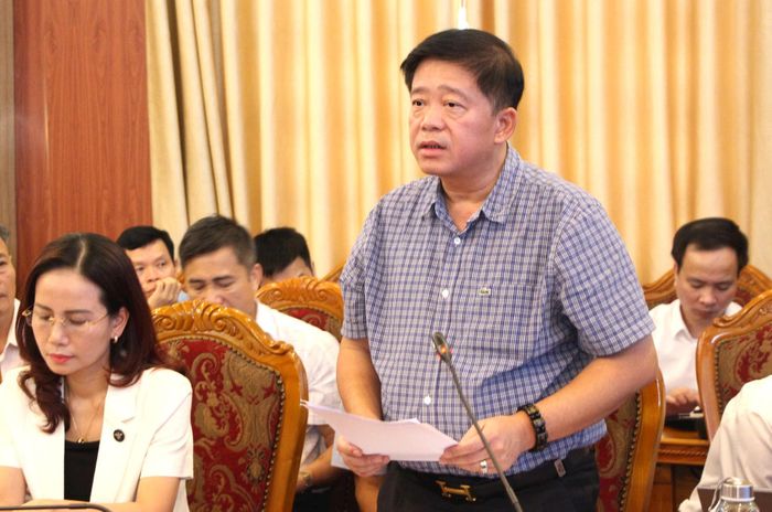 Phó Giám đốc Ban Quản lý dự án đầu tư xây dựng công trình giao thông thành phố Hà Nội Vũ Mạnh Tuấn trả lời kiến nghị của cử tri. Ảnh: TT