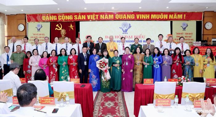 Ban Chấp hành Hội Khuyến học thành phố Hà Nội khóa VI ra mắt Đại hội. Ảnh: Mai Quý