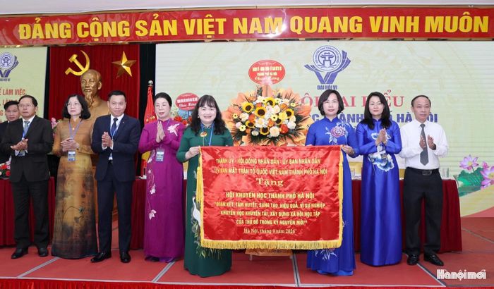 Chủ tịch Ủy ban MTTQ Việt Nam thành phố Hà Nội Bùi Huyền Mai tặng hoa và Bức trướng tới Hội Khuyến học thành phố Hà Nội. Ảnh: Mai Quý