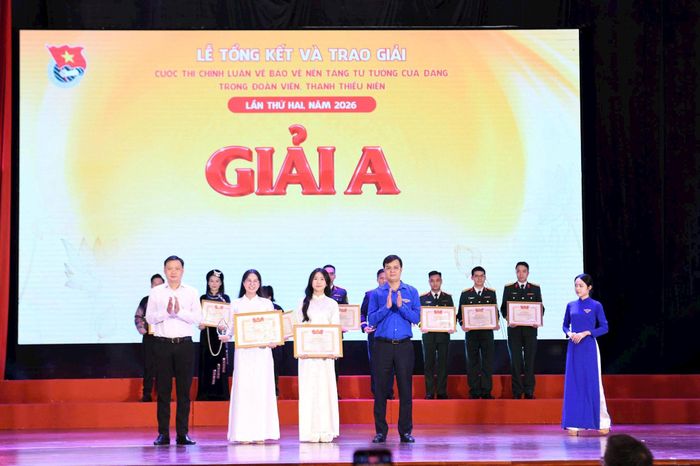 Ban tổ chức trao giải A tặng nhóm tác giả. Ảnh: Quang Trường