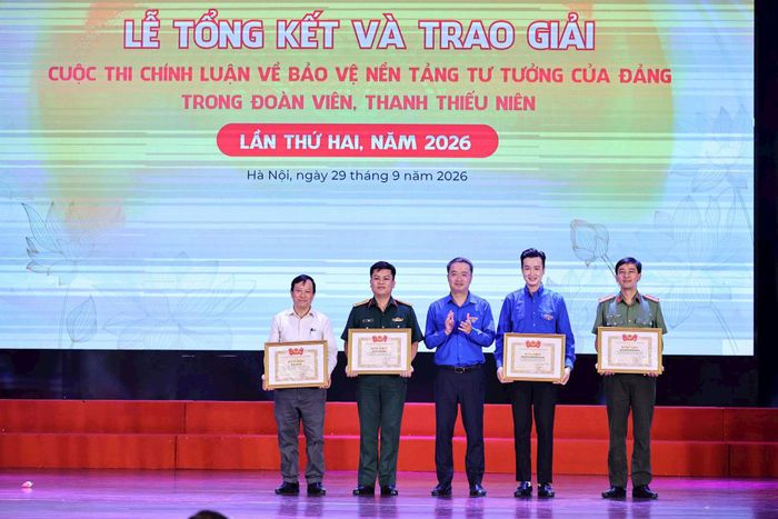 Bí thư Trung ương Đoàn, Chủ nhiệm Ủy ban Kiểm tra Trung ương Đoàn Nguyễn Tường Lâm tặng Bằng khen cho bốn tập thể có thành tích xuất sắc trong triển khai cuộc thi. Ảnh: Vũ Đức