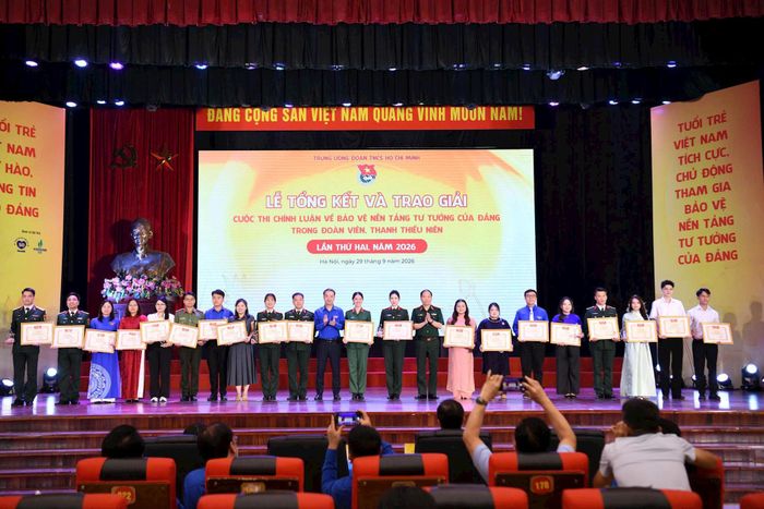 Ban tổ chức trao giải cho các cá nhân, nhóm tác giả ở các loại hình dự thi. Ảnh: Quang Trường