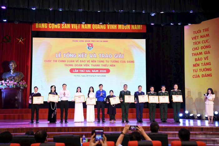 Trao giải A tặng các tác giả tham gia cuộc thi. Ảnh: Quang Trường