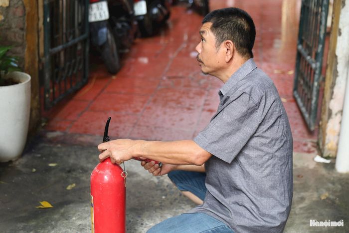 Người dân nhanh trong gõ kẻng báo động chữa cháy tại chỗ. Ảnh: TH