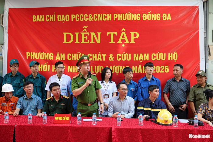 Đại diện Ban Chỉ đạo PCCC&CNCH phường Đống Đa phát lệnh diễn tập. Ảnh: TH