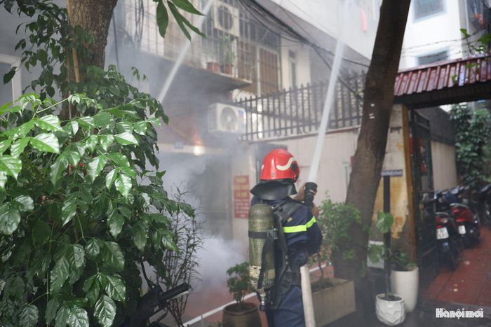 Lực lượng chữa cháy chuyên nghiệp phun vòi rồng dập tắt khói và cháy giả định đã lan đến tầng 4. Ảnh: TH
