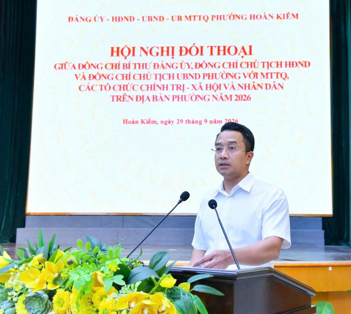 Chủ tịch UBND phường Hoàn Kiếm Trịnh Hoàng Tùng trao đổi, giải đáp ý kiến của các đại biểu. Ảnh: PV