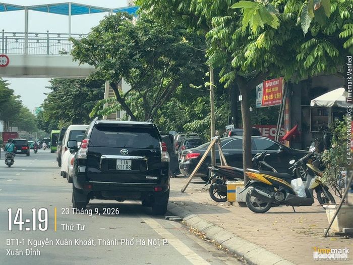 Vỉa hè, lòng đường phố Nguyễn Xuân Khoát bị chiếm dụng. Ảnh: Vân Nhi