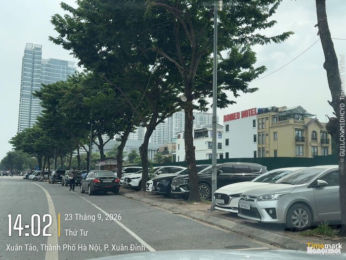 Lòng đường, vỉa hè bị sử dụng triệt để làm bài trông giữ phương tiện gây khó khăn cho người dì bộ. Ảnh: Vân Nhi