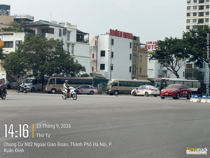 Xe ô tô dừng đỗ giữa nút giao. Ảnh: Vân Nhi