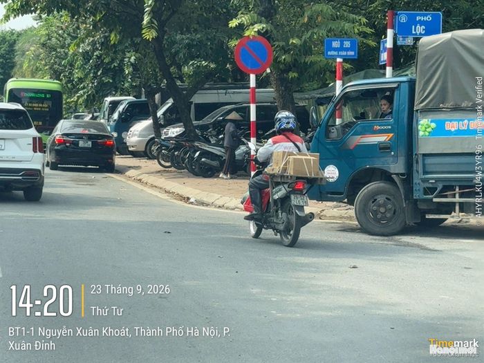 Phớt lờ biển, hàng loạt phương tiện vẫn ngang nhiên dừng đỗ sai quy định. Ảnh: Vân Nhi