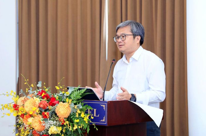 Phó Chủ tịch UBND thành phố Hà Nội Trương Việt Dũng trao đổi chuyên đề. Ảnh: Hồng Thái