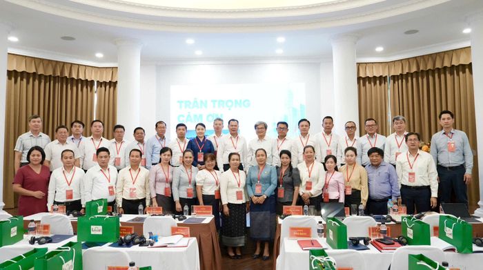 Phó Chủ tịch UBND thành phố Hà Nội Trương Việt Dũng cùng lớp đào tạo, bồi dưỡng cán bộ của Thủ đô Viêng Chăn (Lào) năm 2026. Ảnh: Hồng Thái