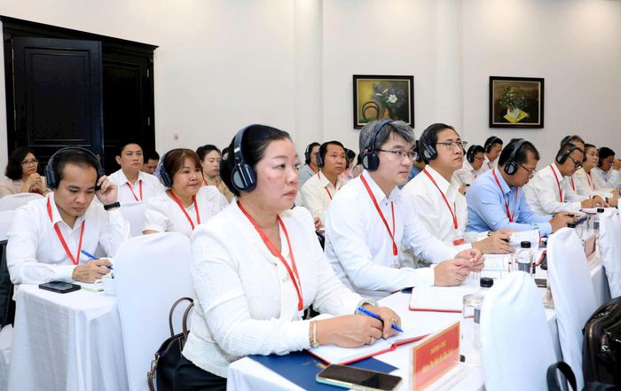 Các cán bộ của Thủ đô Viêng Chăn (Lào) tại lớp học sáng 29-9. Ảnh: Hồng Thái