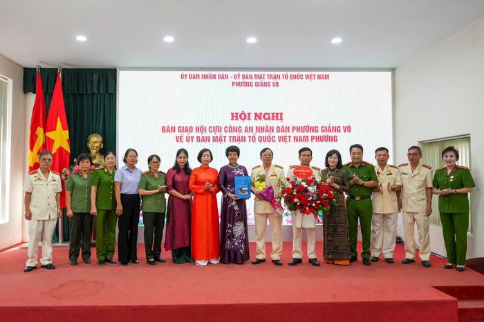 Ủy ban Mặt trận Tổ quốc Việt Nam phường tiếp nhận Hội Cựu Công an nhân dân phường Giảng Võ. Ảnh: TT